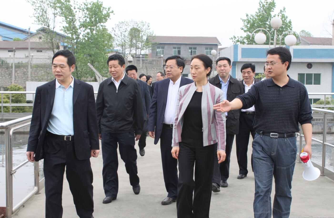 2011年4月，省政協(xié)主席，時(shí)任省委常委、統(tǒng)戰(zhàn)部部長李薇薇來公司視察.JPG